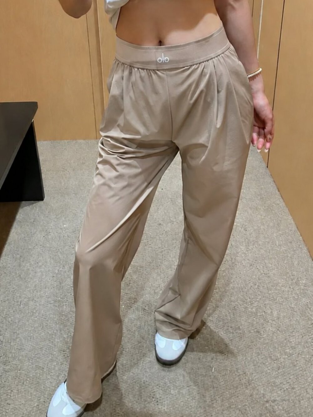 NWT 🧡🤞 Alo Yoga Suit Up Pants Gravel Taupe Wide Leg Travel Pants 30” Inseam